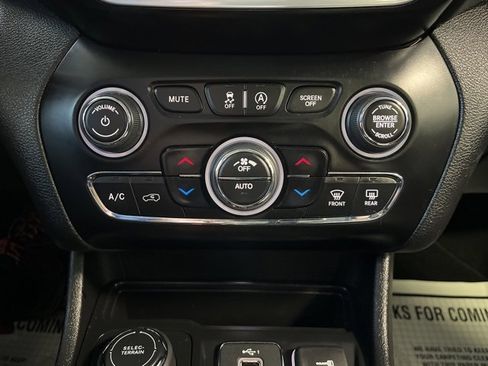 Used 2020 Jeep Cherokee Latitude Lux w/ Comfort/Convenience Group image 20