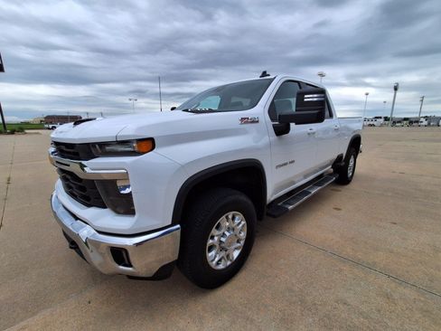 Used 2025 Chevrolet Silverado 2500 LT AWD/4WD image 4