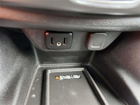 Used 2023 Chevrolet Traverse LT image 32