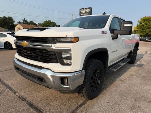 Used 2025 Chevrolet Silverado 2500 LT AWD/4WD image 4