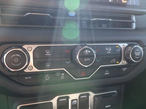 Used 2025 Jeep Wrangler Unlimited Rubicon image 17