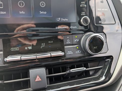 Used 2021 Toyota Highlander XLE image 30