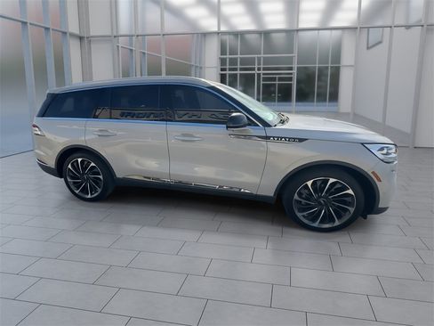 Used 2020 Lincoln Aviator Reserve w/ Equipment Group 202A image 9