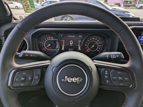 Used 2025 Jeep Gladiator Sport AWD/4WD image 23