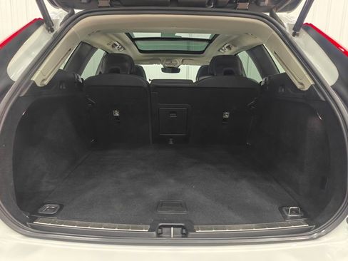 Used 2023 Volvo XC60 B5 Plus image 25