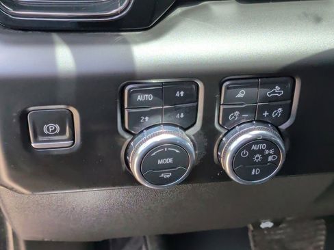 Used 2023 GMC Sierra 1500 AT4 w/ AT4 Premium Package AWD/4WD image 17