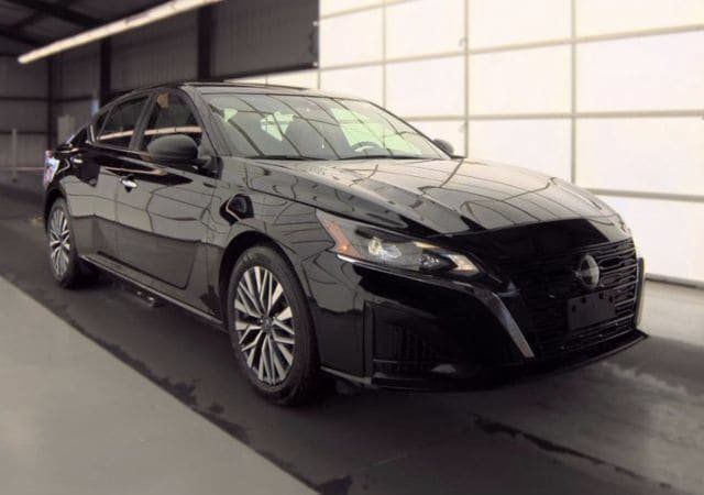 Used 2025 Nissan Altima 2.5 SV FWD image 5