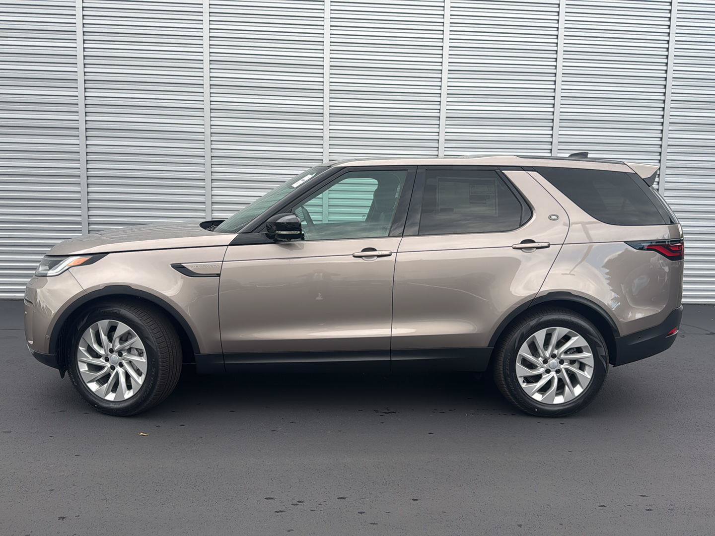 New 2026 Land Rover Discovery S AWD/4WD image 2