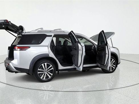 Used 2024 Nissan Pathfinder Platinum FWD image 14