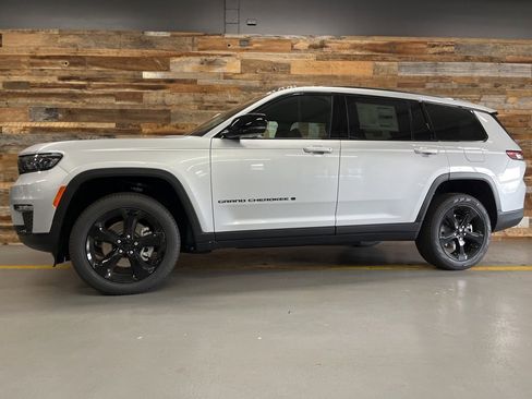 New 2025 Jeep Grand Cherokee L Limited w/ Black Appearance Package image 20