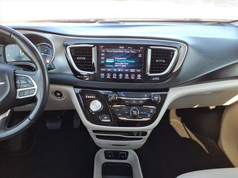 Used 2018 Chrysler Pacifica Touring-L image 9