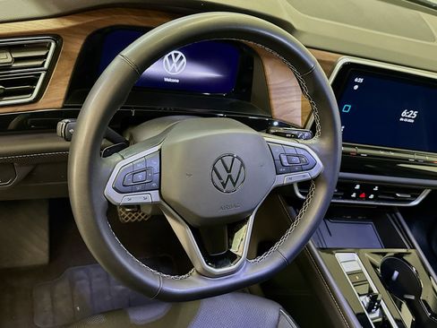 Used 2025 Volkswagen Atlas SE image 18