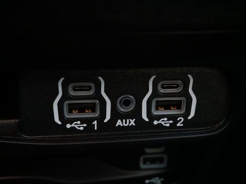 Used 2024 Chrysler Pacifica Touring-L w/ Uconnect Theater Family Group image 27