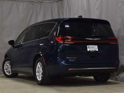 Certified 2025 Chrysler Pacifica Select image 2