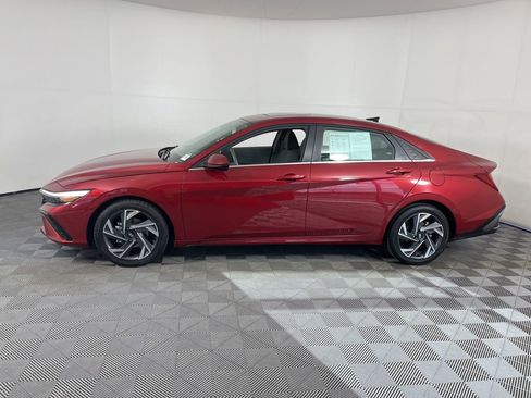 Used 2025 Hyundai Elantra SEL image 2