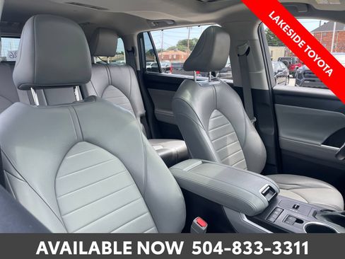 Used 2022 Toyota Highlander XLE FWD image 14