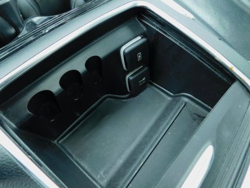 Used 2023 Chrysler Pacifica Limited image 35