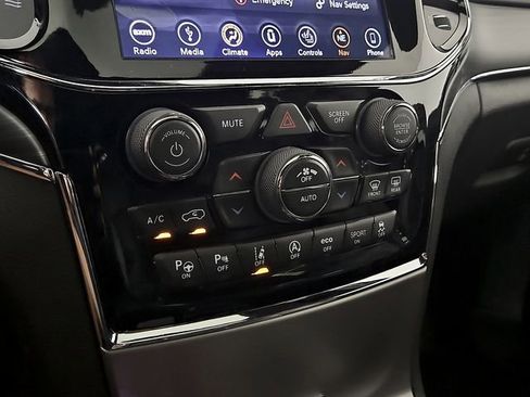 Used 2019 Jeep Grand Cherokee Limited AWD/4WD image 16
