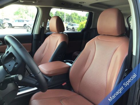 Used 2023 Kia Carnival SX Prestige FWD image 24