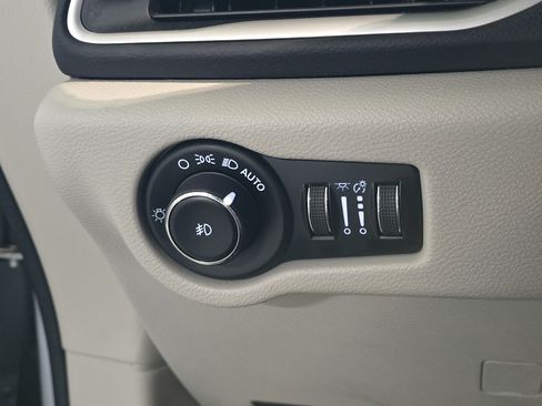 Used 2023 Chrysler Pacifica Touring-L FWD image 23