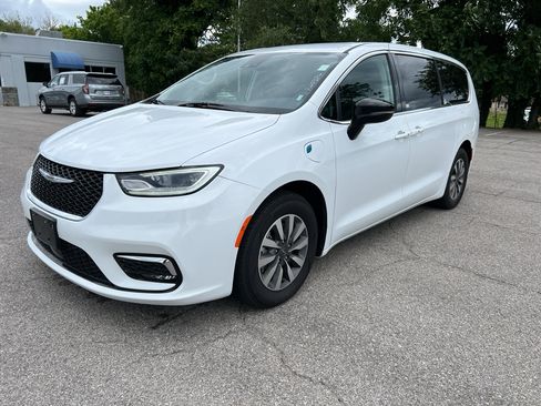 Used 2024 Chrysler Pacifica Limited FWD image 1