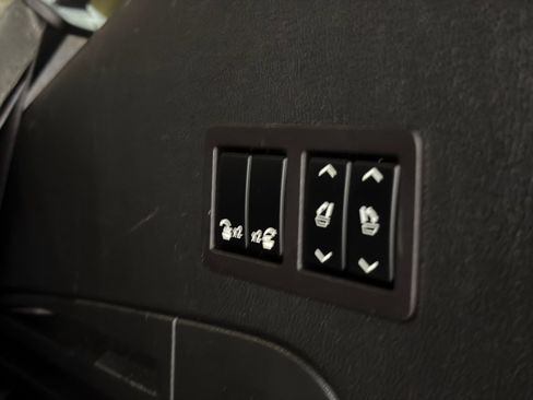 Used 2018 Cadillac Escalade Luxury RWD image 11