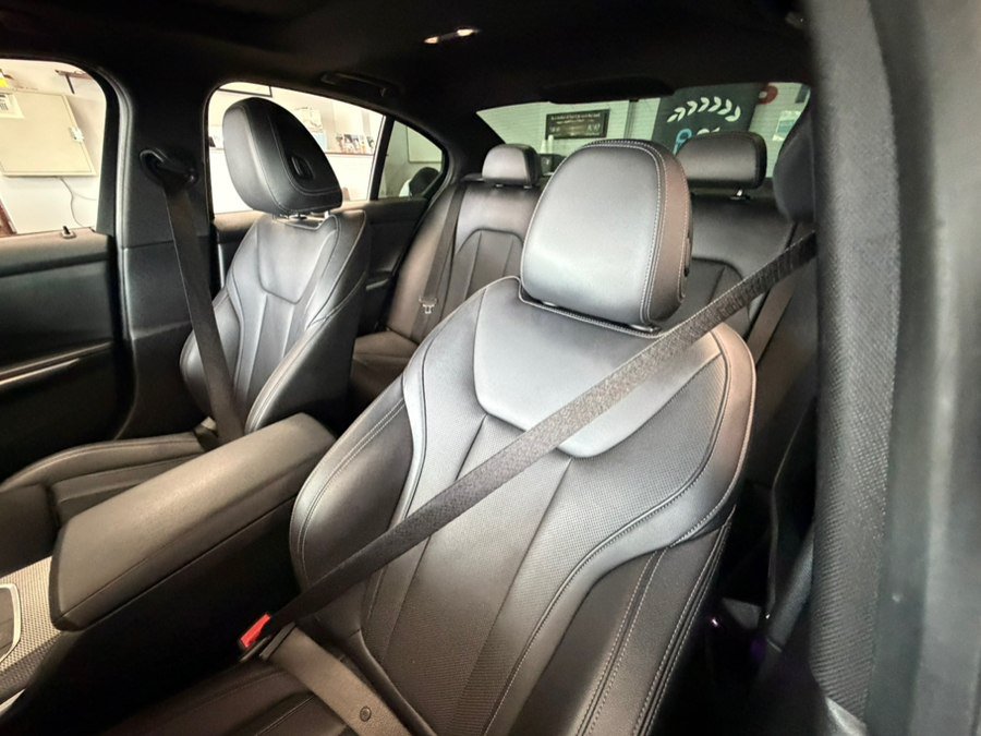 Used 2022 BMW 330i Sedan w/ M Sport Package RWD image 25