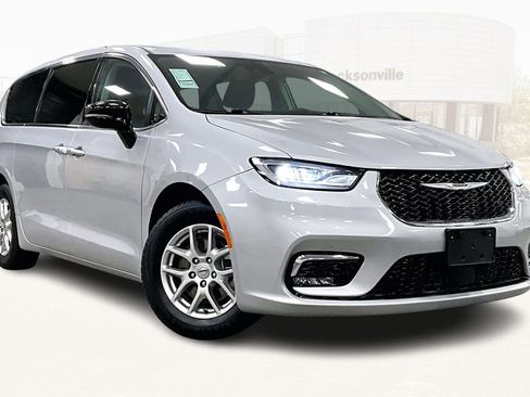 Used 2024 Chrysler Pacifica Touring-L image 3