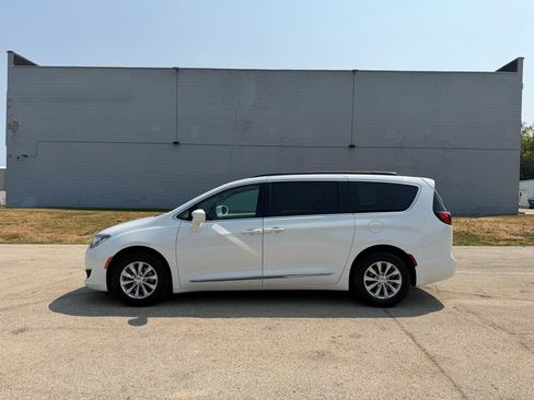 Used 2017 Chrysler Pacifica Touring-L FWD image 4