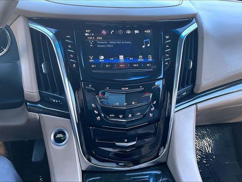 Used 2018 Cadillac Escalade ESV Platinum AWD/4WD image 11