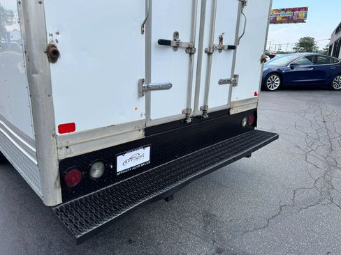 Used 2016 Chevrolet Express 4500 RWD image 6