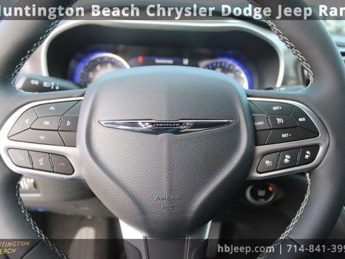 Used 2026 Chrysler Pacifica Select image 19