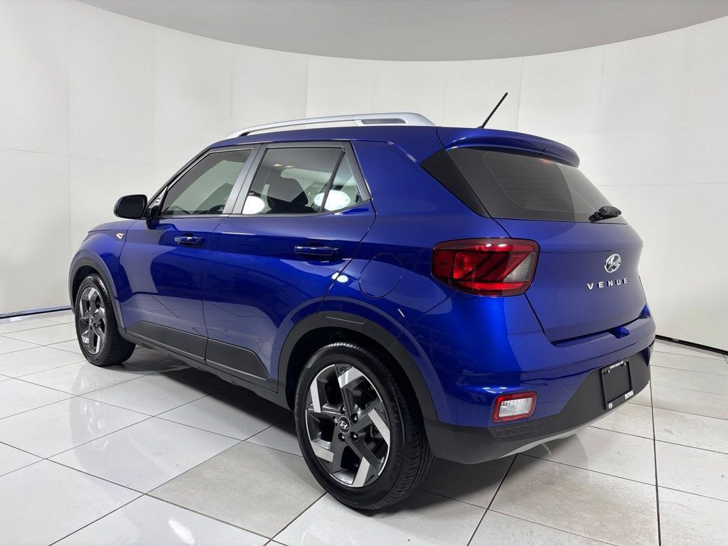 Used 2024 Hyundai Venue SEL FWD image 3