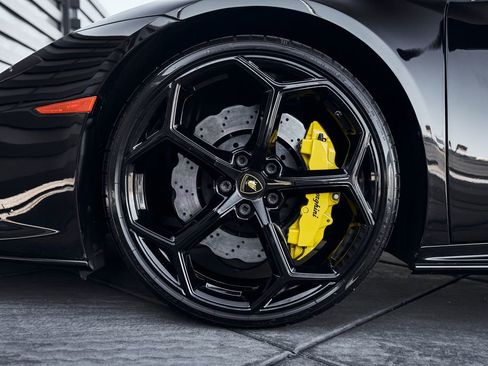 Used 2021 Lamborghini Huracan EVO image 3