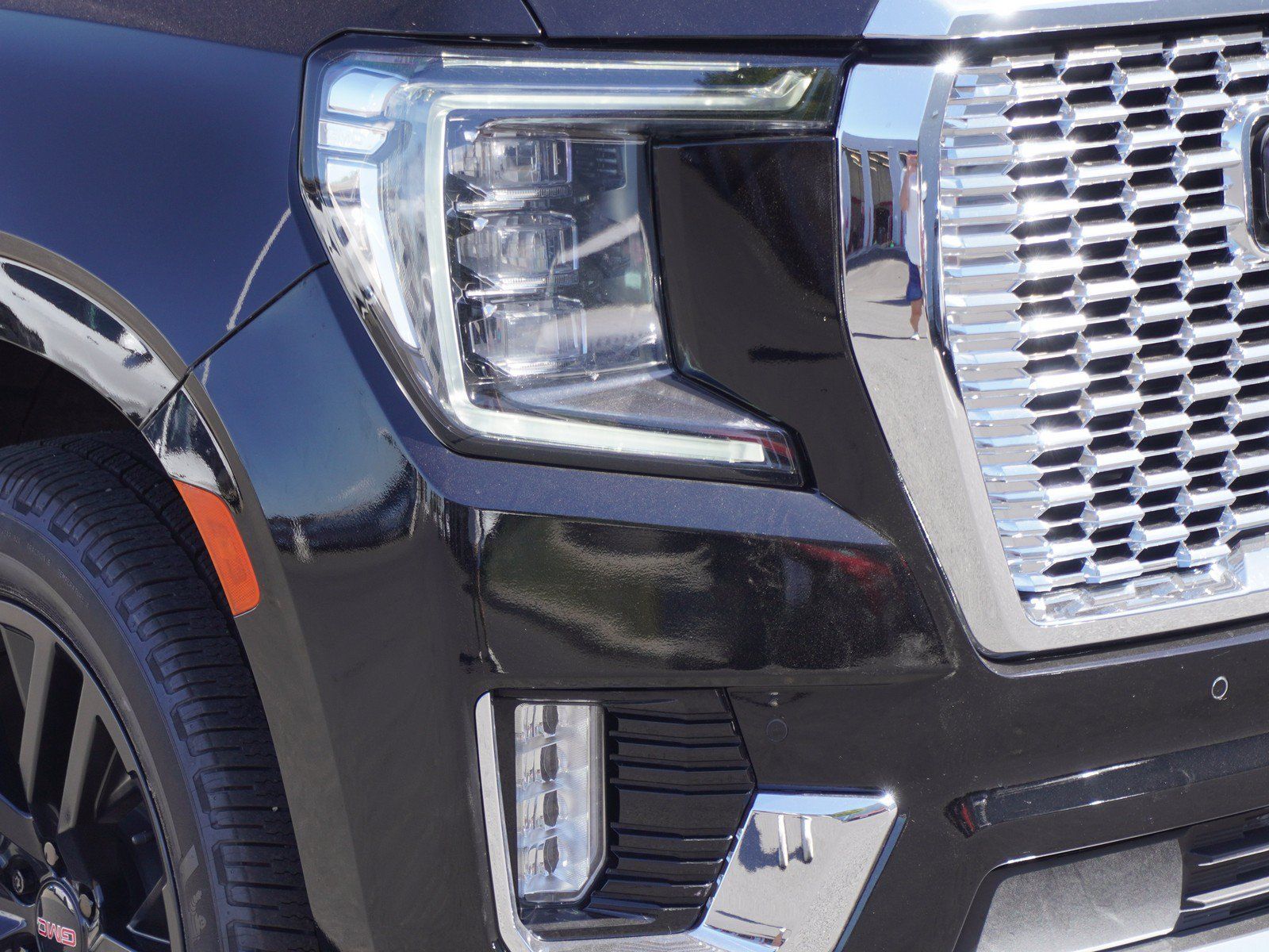 Used 2022 GMC Yukon XL SLT w/ SLT Premium Package AWD/4WD image 3