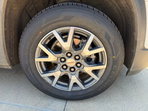 Used 2023 GMC Acadia SLT AWD/4WD image 4