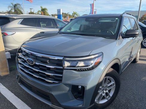 Used 2025 Ford Explorer Active w/ Active Comfort Package RWD image 3