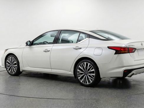 Used 2025 Nissan Altima 2.5 SV FWD image 6