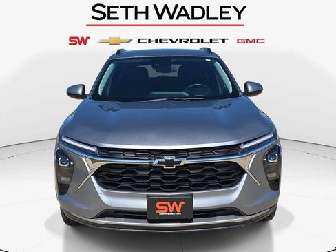 Used 2024 Chevrolet Trax LT w/ Driver Confidence Package FWD image 2