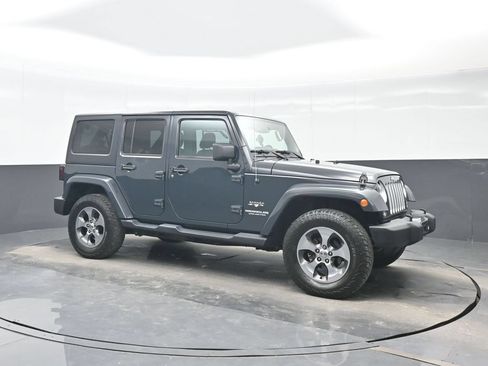 Used 2017 Jeep Wrangler Unlimited Sahara w/ Dual Top Group AWD/4WD image 8