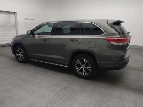 Used 2018 Toyota Highlander LE FWD image 3