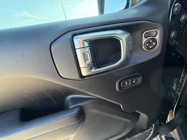 Used 2025 Jeep Gladiator Rubicon AWD/4WD image 11