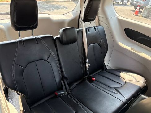 Used 2024 Chrysler Pacifica Limited FWD image 23