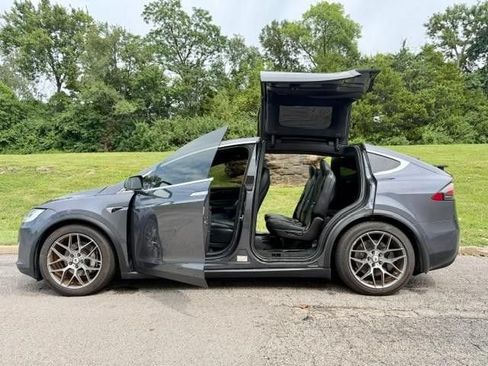 Used 2020 Tesla Model X Long Range AWD/4WD image 2