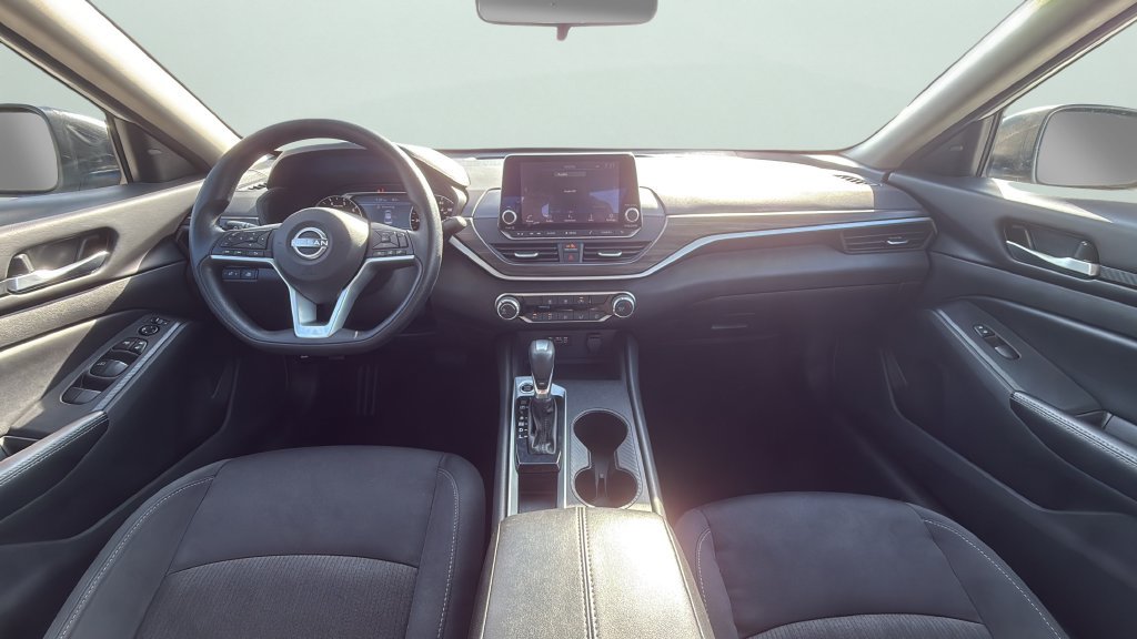 Used 2025 Nissan Altima 2.5 SV FWD image 13