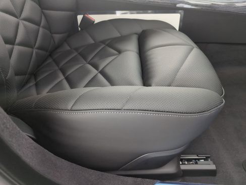 Used 2025 BMW 740i w/ Premium Package image 32