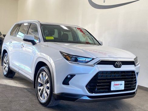 Used 2024 Toyota Grand Highlander Limited image 2