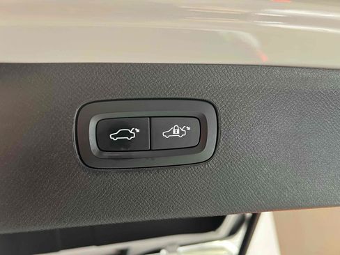Used 2022 Volvo XC90 T5 Momentum AWD/4WD image 11
