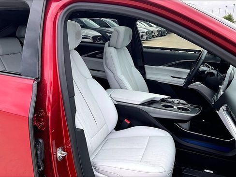 Used 2024 Cadillac Lyriq Luxury RWD image 9
