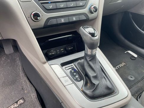 Used 2017 Hyundai Elantra SE image 18